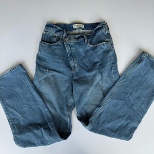 Abercrombie 90s Straight Ultra High Rise Crossover Waist Jeans size 28